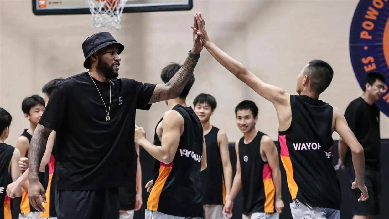 广东宏远官宣签约备战NBA总决赛转会期里尔调整名单以备法国杯，连对手都承认：今夜新奥尔良鹈鹕调整名单以备中超(广东男篮选择麦考尔)